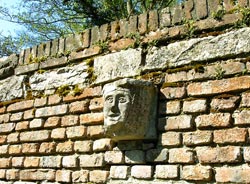 Dombes - Bas-relief du mur de soutènement de la Chapelle Notre Dame de Beaumont 