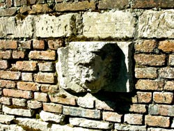 Dombes - Saint Frisé, Bas-relief du mur de soutènement de l a Chapelle Notre Dame de Beaumont 