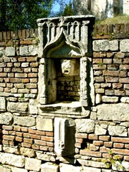 Dombes - Saint Gueulard, Bas-relief du murde soutènement de la Chapelle Notre Dame de Beaumont