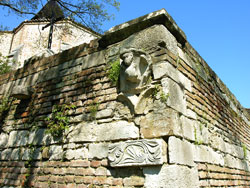 Dombes - Bas-relief du mur de soutènement de la Chapelle Notre Dame de Beaumont 