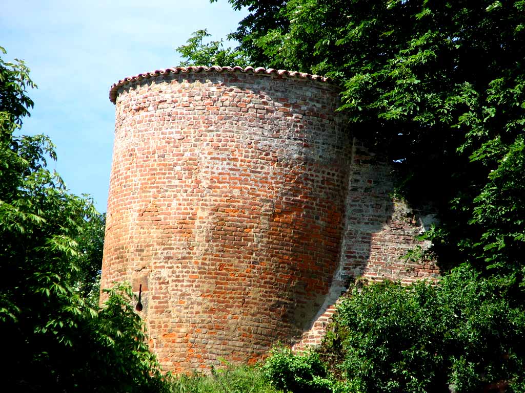 Dombes - Une tour du château
