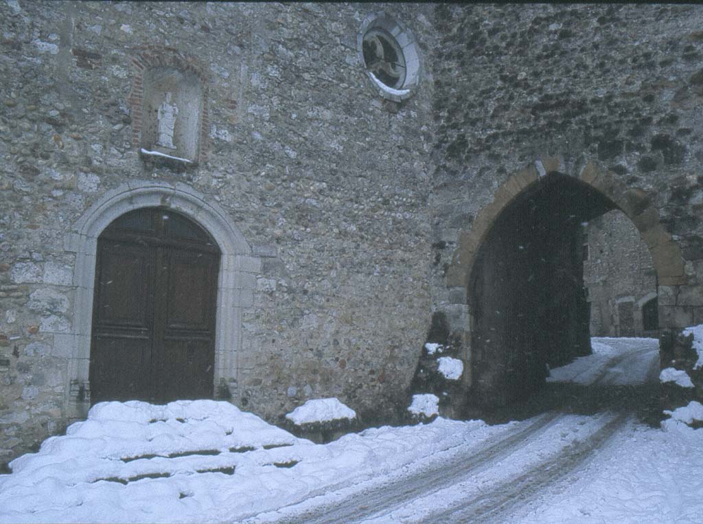 La porte d'En Haut avec sa voute en arc bris&eacute; et l'&eacute;glise forteresse 