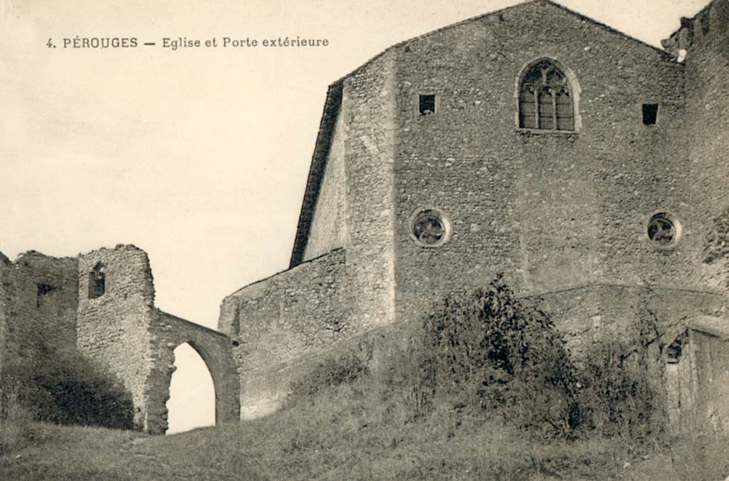 Eglise et porte ext&eacute;rieure
