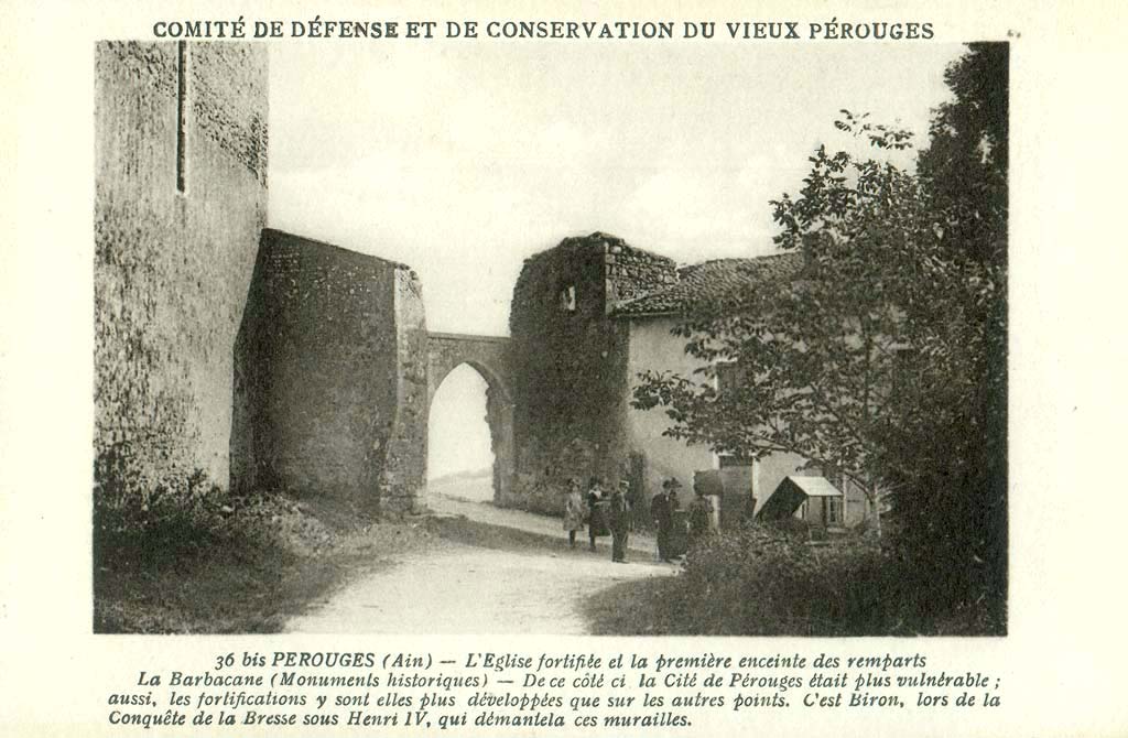 L'Eglise fortifi&eacute;e et le premi&egrave;re enceinte des remparts La Barbacane (Monuments historiques) - De ce cot&eacute; ci, la Cit&eacute; de P&eacute;rouges &eacute;tait plus vuln&eacute;rable; aussi, les fortifications y sont elles plus d&eacute;velopp&eacute;es que sur les autres points. C'est Biron, lors de la conqu&ecirc;te de la Bresse sous Henri IV, qui d&eacute;mantela ces murailles.