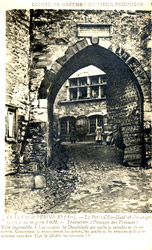 La Porte d'En-Haut et l'inscription relative au si&egrave;ge de 1469.