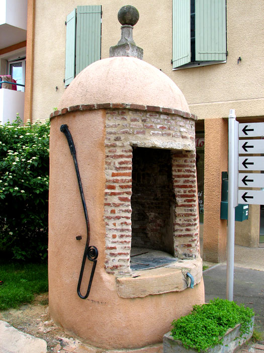 Une vieille fontaine à Saint Trivier sur Moignans dans la Dombes