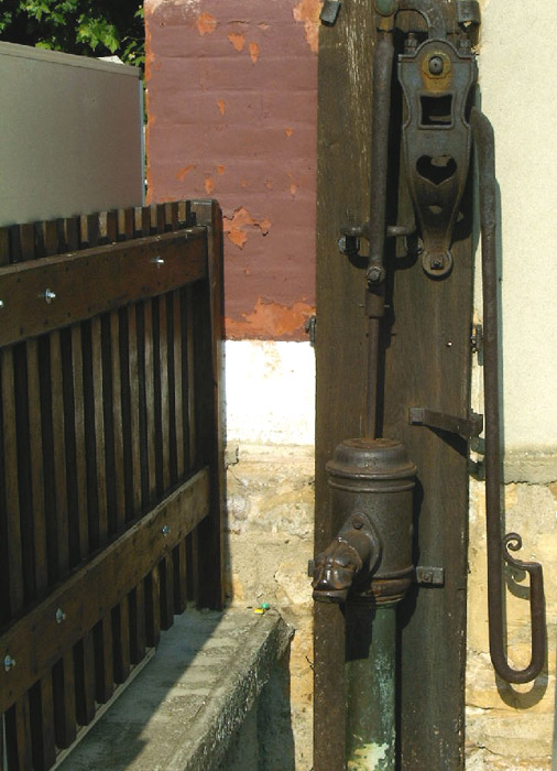 Ancienne pompe à eau